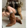 Estilo passarela! Botas de moda de couro genuíno com bico fino francês, salto baixo tipo gatinho e franzidas, botas curtas pretas com corte em V para afinar, para mulheres
