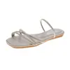 Sandálias Slip-On Femininas de Salto Baixo Quadradas com Tiras Finas, Estilo Coreano, Novidade Verão 2021, para Usar na Rua, Sapatos de Praia Abertos com Solado Macio