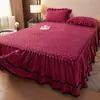 Saia de cama acolchoada de veludo cristal espesso com protetor de colchão de renda, capa simples antiderrapante à prova de poeira para colchão Simmons de veludo de leite