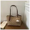 Bolso de mano lindo con lunares de gran capacidad para viajes transfronterizos, bolso de hombro de moda estilo coreano 2026, bolso de axila y bolso tote, disponible en stock