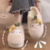 Lindas pantuflas de algodón de dibujos animados para mujer, adecuadas tanto para interiores como para exteriores, versátiles, antideslizantes, de suela gruesa, cálidas y cómodas, perfectas para parejas