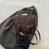 Bolso de hombro para mujer con diseño popular de minoría otoñal de este año 2024 nuevo moda casual hermoso personalidad bolso pequeño