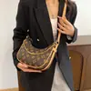 Bolsa feminina de luxo leve, toque de alta qualidade, bolsa de ombro com corrente, bolsa feminina com estampa retrô, bolsa meia-lua, nicho, versátil, para o Instagram, bolsa transversal