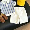Roupas infantis estilo coreano 2026 novidades de verão: shorts casuais de tricô com gola polo listrada estilo universitário para meninos e meninas