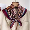 Nuevo Pañuelo Cuadrado Pequeño 70 con Estampado de Leopardo Imitación Seda para Mujer, Pañuelo de Seda Estilo Retro Americano, Protector de Cuello para Primavera y Otoño, Chal para Habitación con Aire Acondicionado