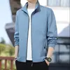 Chaqueta de Estilo Nuevo 2025 con Cuello Alto para Hombres Jóvenes y de Mediana Edad, Ropa de Montañismo de una Sola Capa Fina para Primavera y Otoño, Cortavientos Impermeable para Hombres