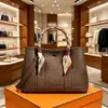 Bolsa elegante de seda decorada, bolsa de couro macio versátil de grande capacidade para o dia a dia, bolsa transversal estilosa para mulheres