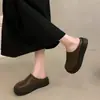 Pantuflas de cuero estilo Birkenstock con suela gruesa y forro de felpa, diseño de punta cerrada, para mujer, adecuadas para usar al aire libre, nuevas botas de nieve de invierno 2026, pantuflas de algodón esponjosas