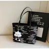 Bolsa Tote de Tecido Estilo Coreano Fofo Estilo Ins para Alunos de Classe 2024 Nova Chegada Grande Capacidade Elegante para o Dia a Dia Bolsa de Ombro Único para Mulheres