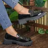 Zapatos de Salón Individuales para Mujer Modelo Nuevo 2025 Estilo Británico Suela Gruesa Punta Redonda Patrón de Piedra Mocasines Slip-On Venta al por Mayor