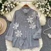 Camisa Listrada de Manga Longa Estilo Europeu e Americano para Mulheres no Verão com Flores Estéreo e Diamantes, Design Solto, Leve e Elegante Maduro, Top Estilo Irmã Real