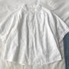 Camisa Feminina de Verão Simples Fina de Renda e Algodão Bordada com Ameixa Artística Branca Solta Versátil Manga Curta
