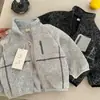 Chaqueta Lisa Infantil 2026 Otoño/Invierno Nuevo Estilo para Niños y Niñas Niños Pequeños y Medianos Cremallera Cuello Alto Tendencia Top Cárdigan de Bebé Elegante