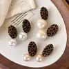 Aretes Melard ovalados con estampado de leopardo y perla, aretes largos geométricos aterciopelados, aretes estilo retro otoño/invierno para mujer