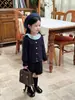 Coleção Outono 2026 Estilo Coreano Roupas Infantis: Camisa Xadrez Bordada com Gola Boneca para Meninas, Jaqueta, Cardigã, Shorts de Veludo