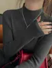El azul klein es un color impresionante; este nuevo suéter de punto para mujer de otoño/invierno es perfecto para usar en capas y crea un look sofisticado con su cuello semi-alto.