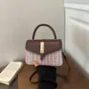 Nuevo modelo de otoño temprano 2026, alta calidad, inspirado en Chanel, moderno, versátil, lujo ligero, patchwork, de un solo hombro, bandolera, de mano, bolso pequeño cuadrado