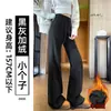 Plus veludo lã de cordeiro flanela micro-flare plus veludo feminino inverno cordão justo ao corpo modelador sensação preguiçosa comprimento total calça de moletom calça flare