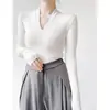 Camiseta básica de cuello en V con procesamiento OEM para mujer, elegante top de punto ajustado de manga larga para otoño e invierno con hombros normales