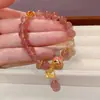 Pulsera de cristal de fresa y cristal de torre amarilla con diseño de mariposa, moda de nicho simple y ultradivertida para mujer, joyería de diseño de lujo ligero única al por mayor