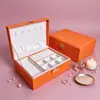 Caja de joyería de cuero PU lista para exportar, caja de almacenamiento de accesorios portátil para tres anillos de oro, collares y accesorios de mano