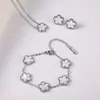 Pulseira Europeia e Americana de Cinco Folhas Dupla Face Transfronteiriça para Mulheres Aço Titânio Não Desbota Banhada a Ouro 18K Moda Luxo Acessível Versátil Joias Atacado
