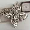 Diadema Cuadrada de Tela Rayada Perla Pinza de Tiburón para el Cabello Parte Trasera Nueva 2025 Corea del Sur