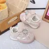 Sapatos de Caminhada Respiráveis Estilo Coreano para Crianças Pequenas com Laço e Decoração de Desenho Animado Sola Macia Antiderrapante Funcional Sapatos de Bebê