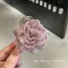 Pinza para el Cabello de Malla de Seda Rosa con Forma de Flor para la Parte Trasera de la Cabeza, Dulce Pinza para Semirecogido con un Toque de Lujo, Accesorio para el Cabello para Mujeres