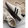 Sapatos de treinamento alemães de três barras Sapatos brancos planos femininos de primavera e verão 2024 Sapatos femininos de fundo grosso diário casual de fundo macio com cabeça redonda