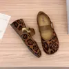 Zapatos Mary Jane Planos de Gamuza con Velcro Estilo Retro de Punta Baja para Mujer 2026, Correa Metálica Única, Estilo Suave Modelo Nuevo