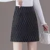 Saia curta de lã mista com padrão de losangos para mulheres, nova coleção primavera/outono 2026, elegante, de cintura alta, saia evasê afunilada, adequada para figuras baixinhas, saia midi que molda o quadril