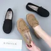 2025 Novos Sapatos de Mãe Antiderrapantes de Solado Macio para Primavera e Outono Sapatos de Trabalho Femininos Sapatos Pretos Simples Sapatos de Pano Old Beijing Mocassins