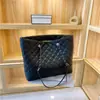 Bolsa Transfronteriza de Gran Capacidad para Mujer Modelo Nuevo 2026 Cadena Acolchada de Alta Calidad Verano Clase Viaje Bolso Tote