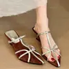Sandalias de mujer de punta, modelo nuevo 2026, con tiras cruzadas, tacón grueso, gamuza, mules retro franceses, versátiles para el verano
