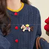 Broche de Pônei de Tecido Vermelho para Mulheres, Novo Modelo 2025, Adequado para Casacos e Cachecóis, Alfinete Decorativo, Acessório de Broche