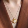 Colgante de nube auspiciosa hueca con forma de cerradura, chapado en oro antiguo de 24 quilates y Tian Bai Yufu delante de los ojos.