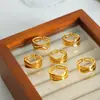 Estilo nuevo europeo y americano lujo ligero moda nicho personalidad todo partido abierto acero de titanio chapado en oro de 18 quilates anillo simple joyería femenina