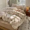 Conjunto de cama de quatro peças em veludo de leite de alta qualidade com estampa floral pequena estilo coreano, apresentando um padrão floral pequeno em ambos os lados do lençol de cima, da capa de edredom e do lençol de baixo com elástico, tamanho 1,8m/1,5m