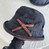 Moda 2025 Novo Chapéu Elegante de Aba Pequena com Laço e Aba Enrolada Chapéu Balde Elegante para Viagem ao Ar Livre