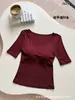 Top de tirantes versátil para principios de otoño con cuello en U pronunciado, manga corta y sujetador incorporado, camiseta retro de lunares que estiliza, manga tres cuartos