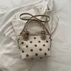 Nova bolsa tipo balde retrô e minimalista, uma bolsa de mão fashion e casual para o outono de 2026, apresentando um design texturizado e adequada para mulheres usarem como bolsa de ombro ou bolsa transversal.