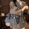 Bolso de hombro de gran capacidad, elegante, con diseño minimalista, aire retro y atractivo casual. Presenta una correa de cuero plisada y un asa de mano, lo que la convierte en un bolso versátil para mujer.