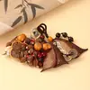 Acessórios de artesanato: chaveiros criativos tecidos à mão e pingentes de bolsa com vagens de nogueira, cabaças de madeira de pêssego e moedas de cobre