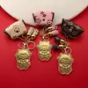 Ano do Carneiro: Uma coleção de chaveiros banhados a ouro, com fofos designs de ovelhas em desenho animado, perfeitos como presente de Ano Novo ou acessório para sua bolsa.