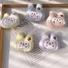 Broche de Accesorios de Muñeca Conejo Fresa de Peluche de Dibujos Animados Lindo Conejo Muñeca Ropa Zapatos y Calcetines para Niños Accesorios