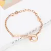 Pulseira de Aço Inoxidável Europeia e Americana de Nicho Fivela de Anel Retrô Pulseira Simples Dourada Letras Inglesas Diamante Único Pulseira de Titânio