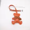 Nuevo Colgante de Oso con Lazo de Cuero de PU, Encanto de Bolsa de Dibujos Animados Multicolor, Accesorio para Llavero, Decoración de Regalo