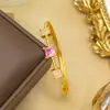 Pulsera para Mujer Acero de Titanio Europea y Americana No se Desvanece Cobre Incrustado Circonio Pulsera Nicho Moda de Gama Alta Joyería al por Mayor Joyería de Mano