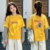 Camiseta de algodón a rayas de manga larga, estilo coreano y moderna, para niñas, un nuevo diseño de primavera/otoño, corte holgado, versátil y con cuello redondo, adecuada para niños de talla mediana a grande